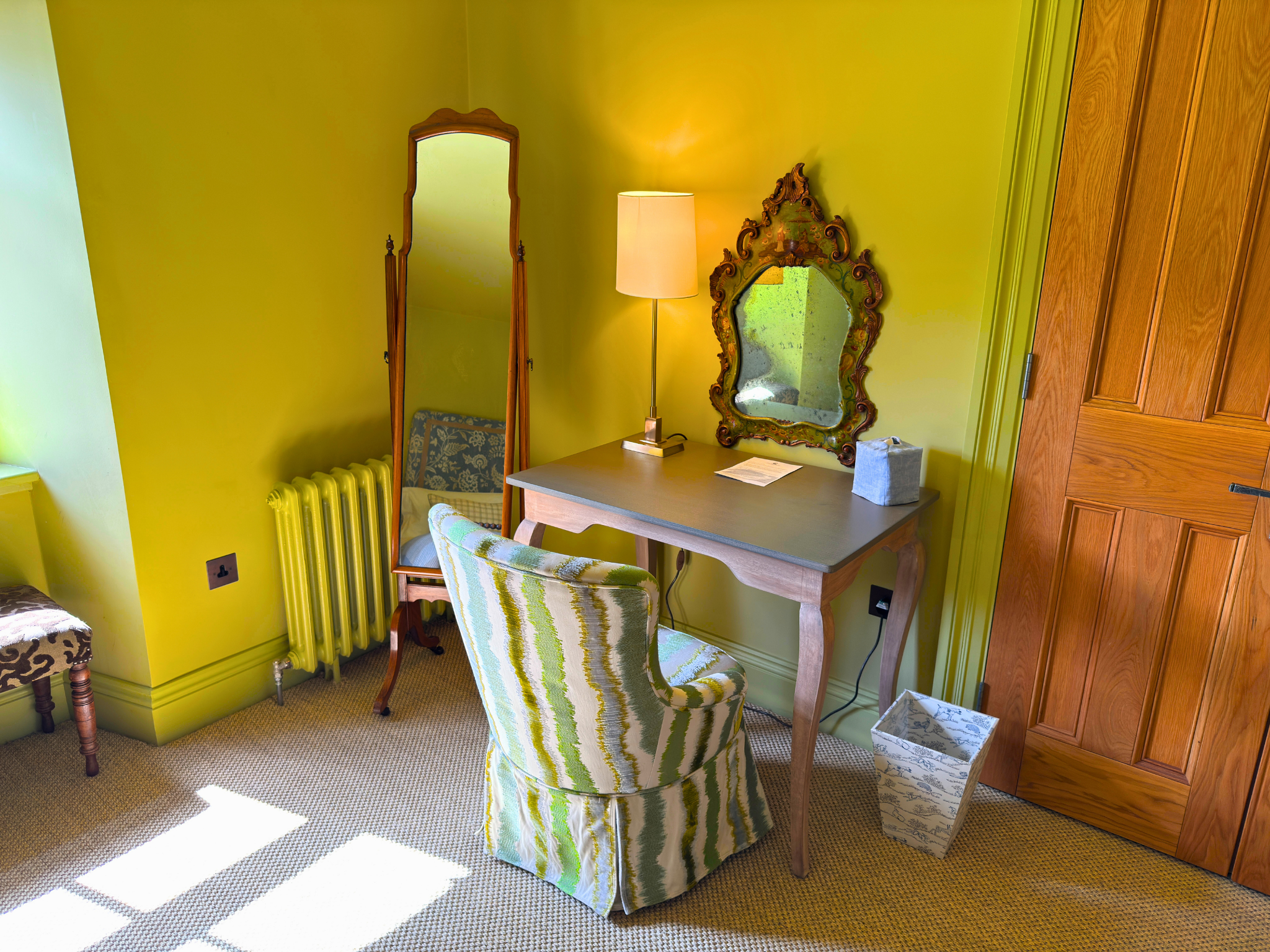 A dressing area in a twin-room in Dalnaspidal Lodge (Ben Alder Estate).
