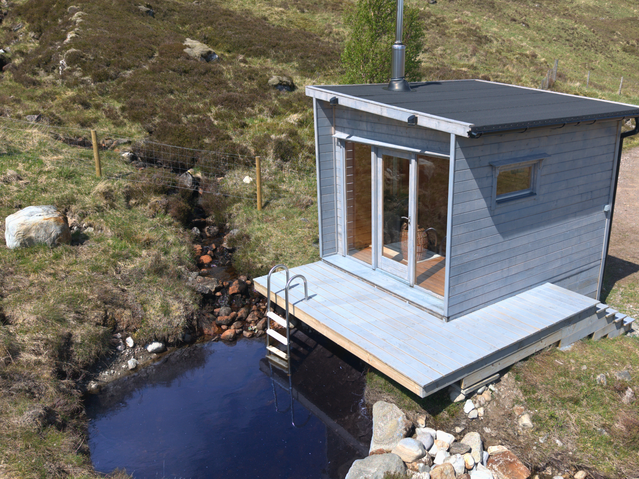 The outdoor wood-fired sauna and natural plunge pool at Culra Lodge (Ben Alder Estate).
