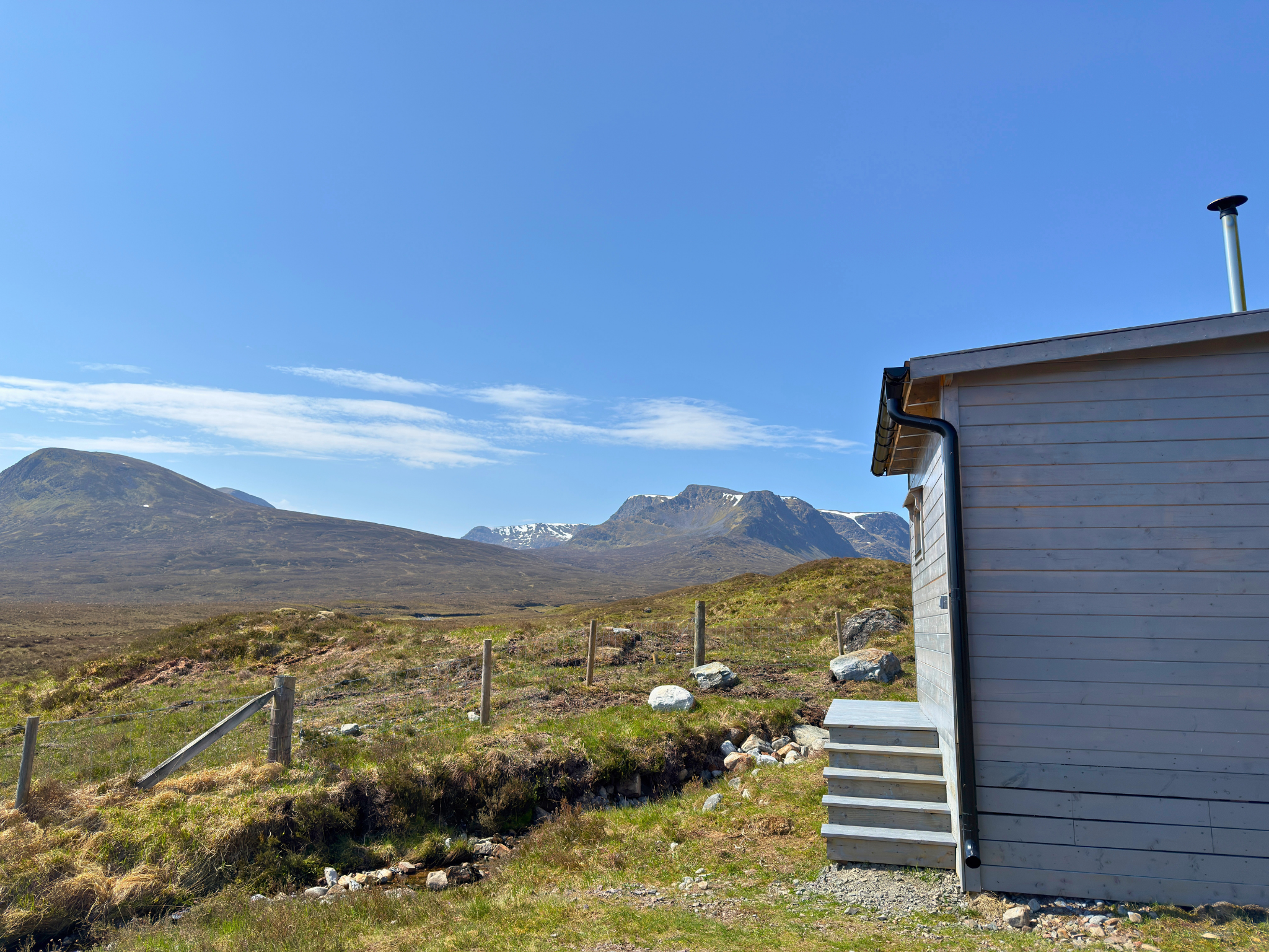 The outdoor wood-fired sauna and natural plunge pool at Culra Lodge (Ben Alder Estate).