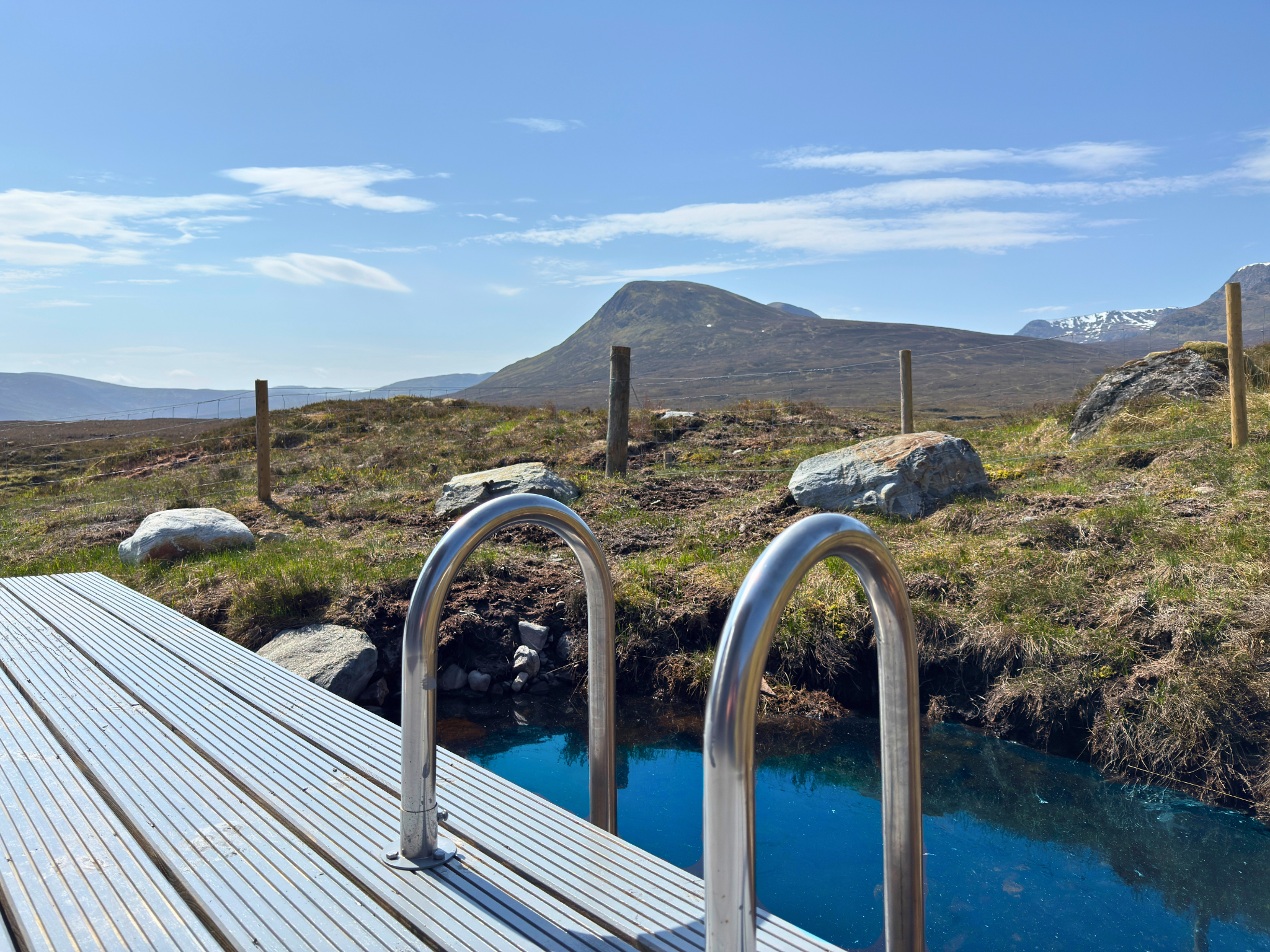 The outdoor wood-fired sauna and natural plunge pool at Culra Lodge (Ben Alder Estate).