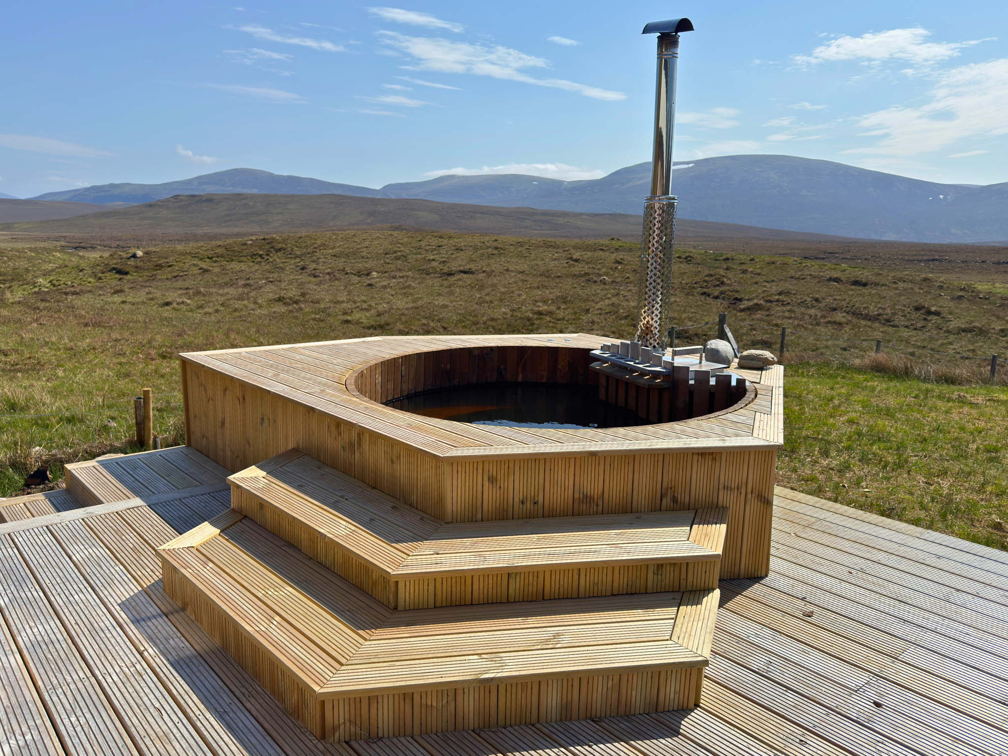 The wood-fired hot tub at Culra Lodge (Ben Alder Estate).