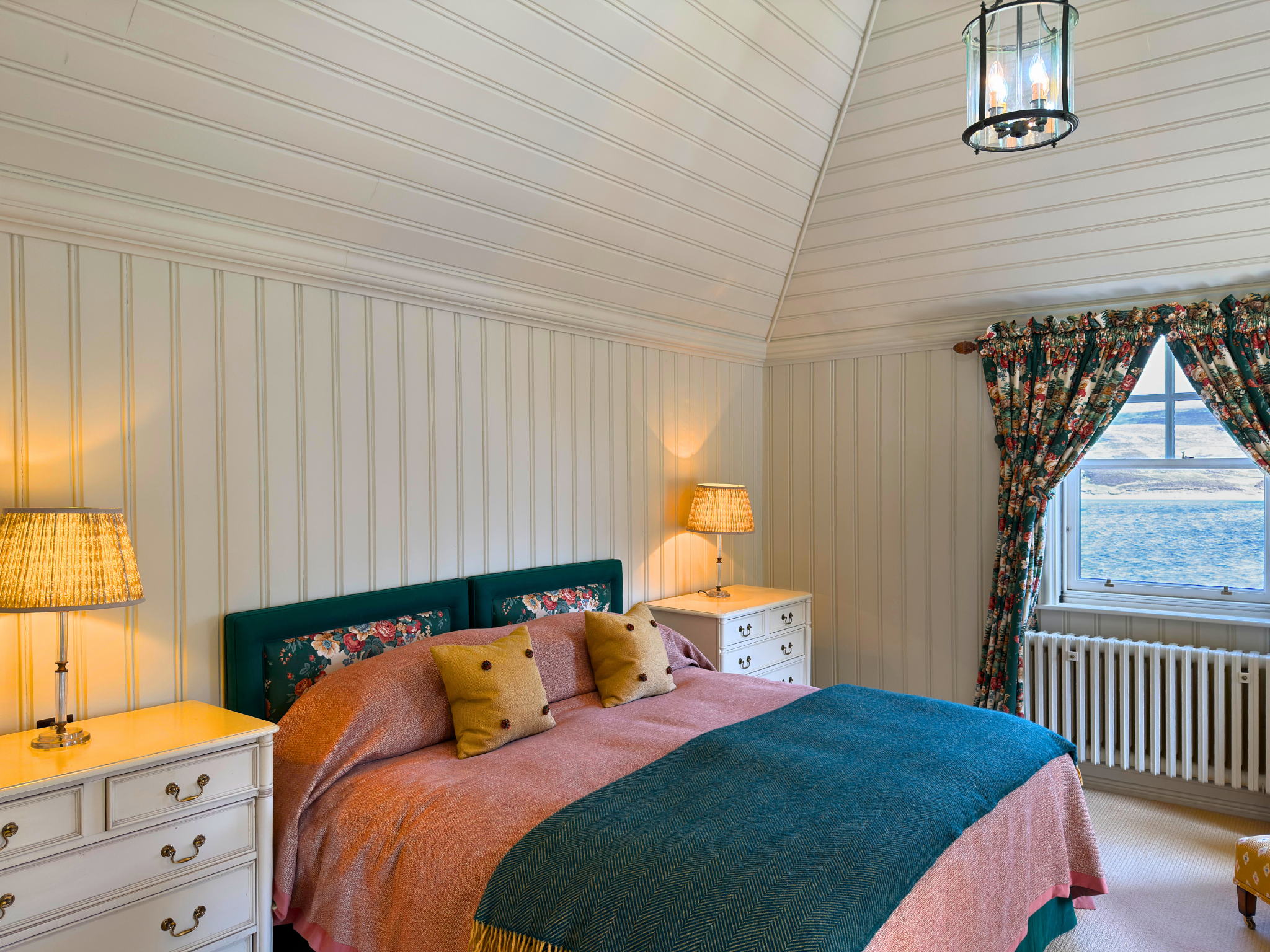 A double room in An-Tochailt Lodge (Ben Alder Estate).