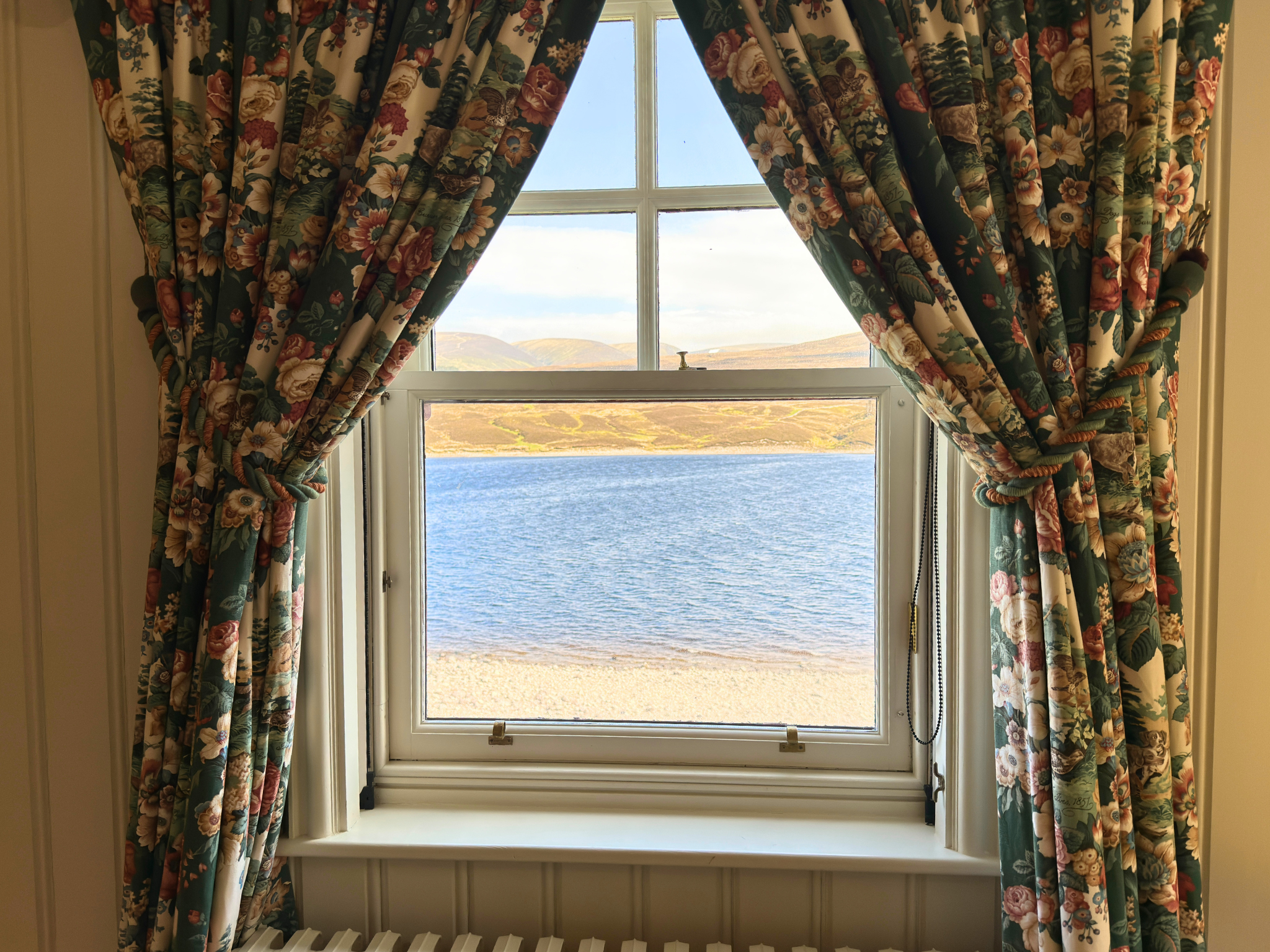 A double room in An-Tochailt Lodge (Ben Alder Estate).