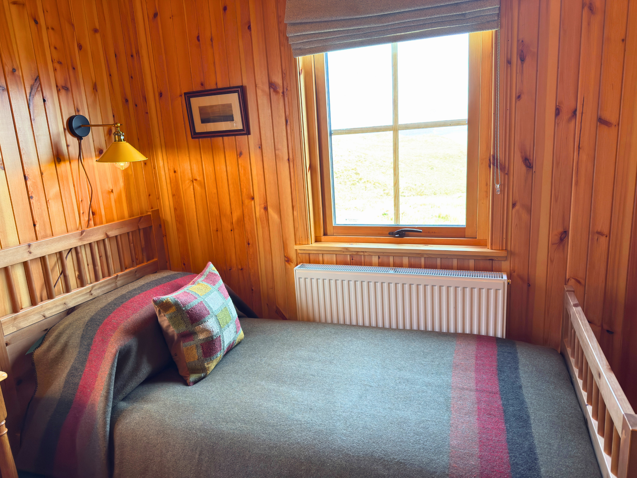 A single bed in a twin bedroom at Culra Lodge (Ben Alder Estate).