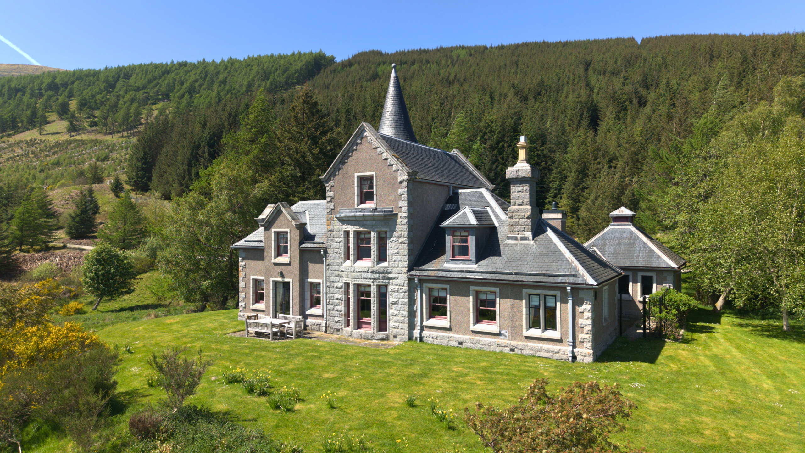 A spectacular view of An-Tochailt Lodge (Ben Alder Estate).
