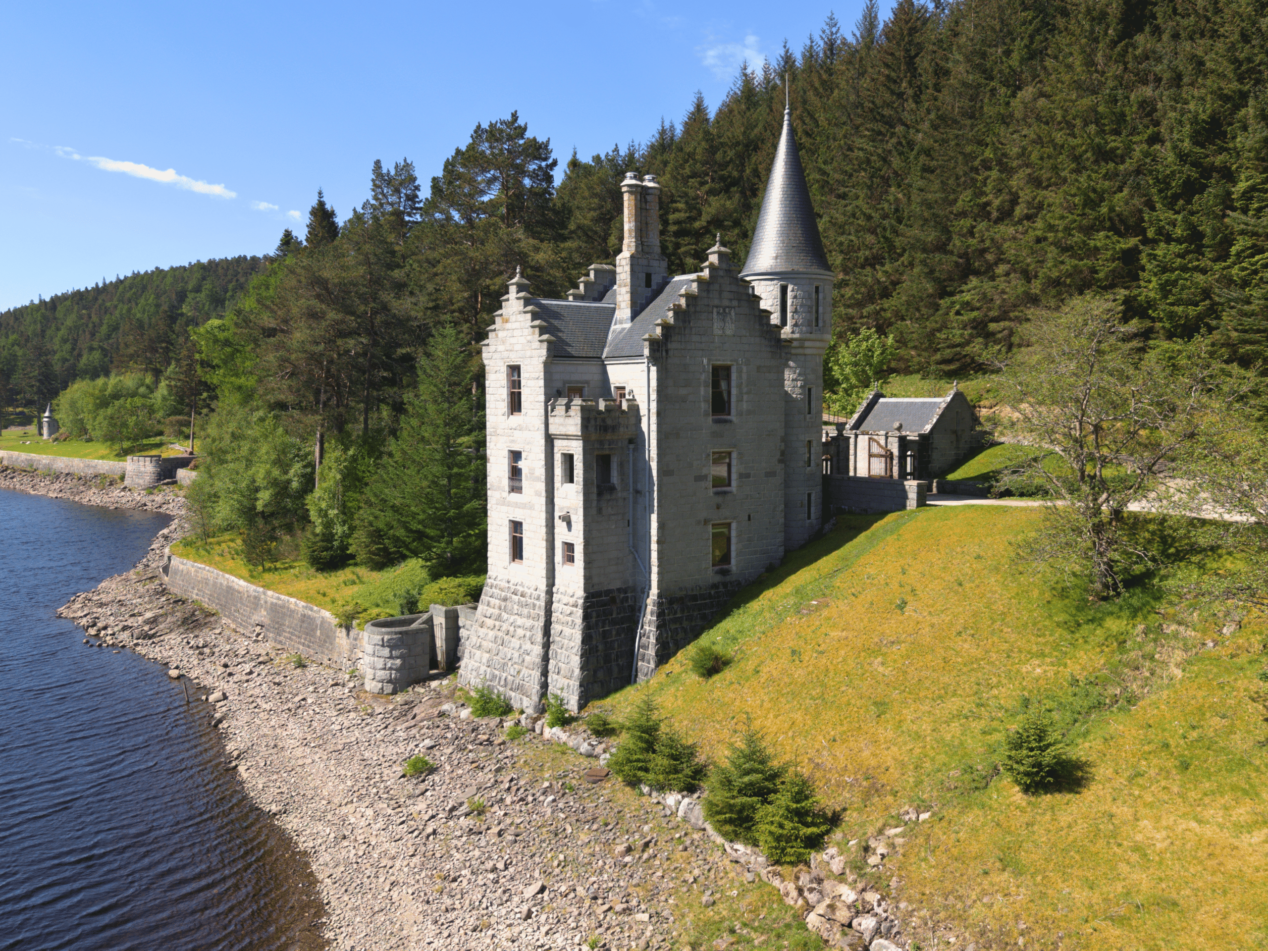A beautiful view of Gate Lodge (Ben Alder Estate).