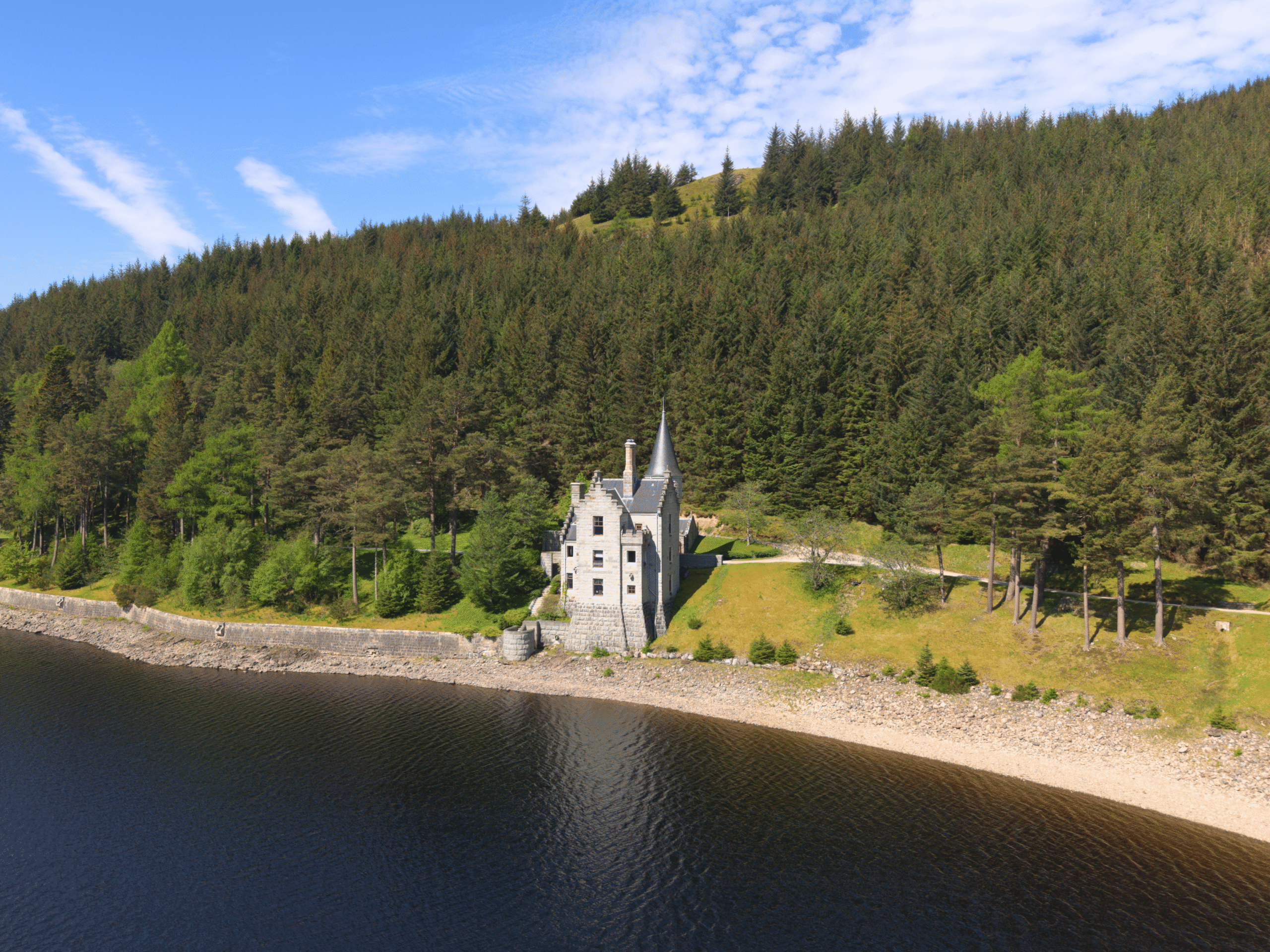 A beautiful view of Gate Lodge (Ben Alder Estate).