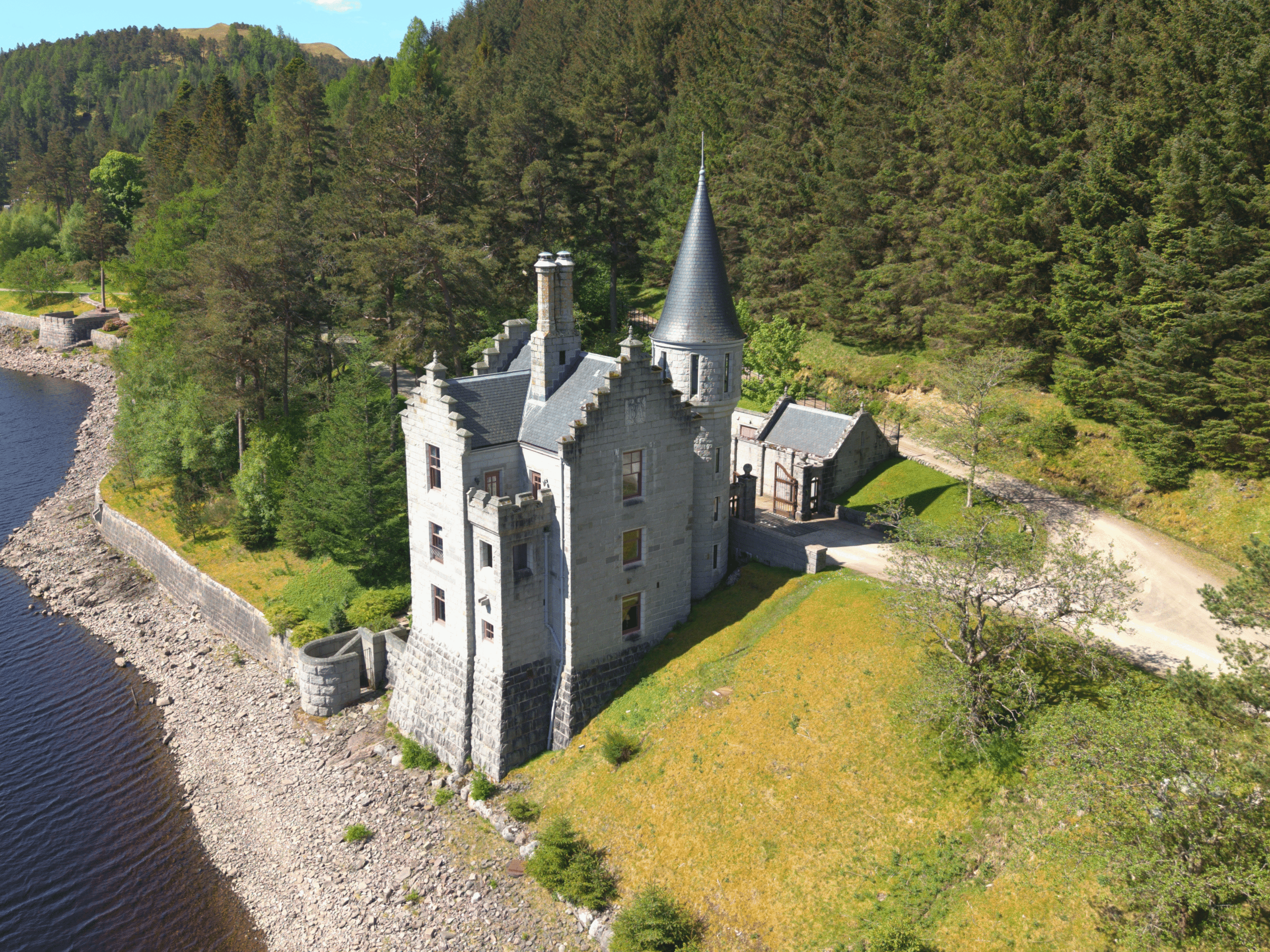A beautiful view of Gate Lodge (Ben Alder Estate).