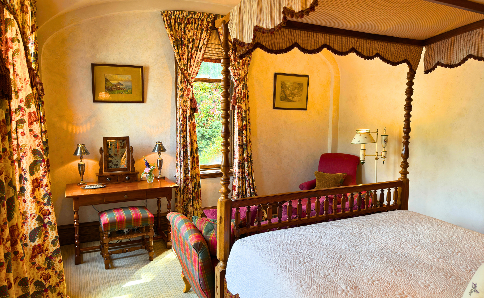 A stunning four poster bedroom in Gate Lodge (Ben Alder Estate).