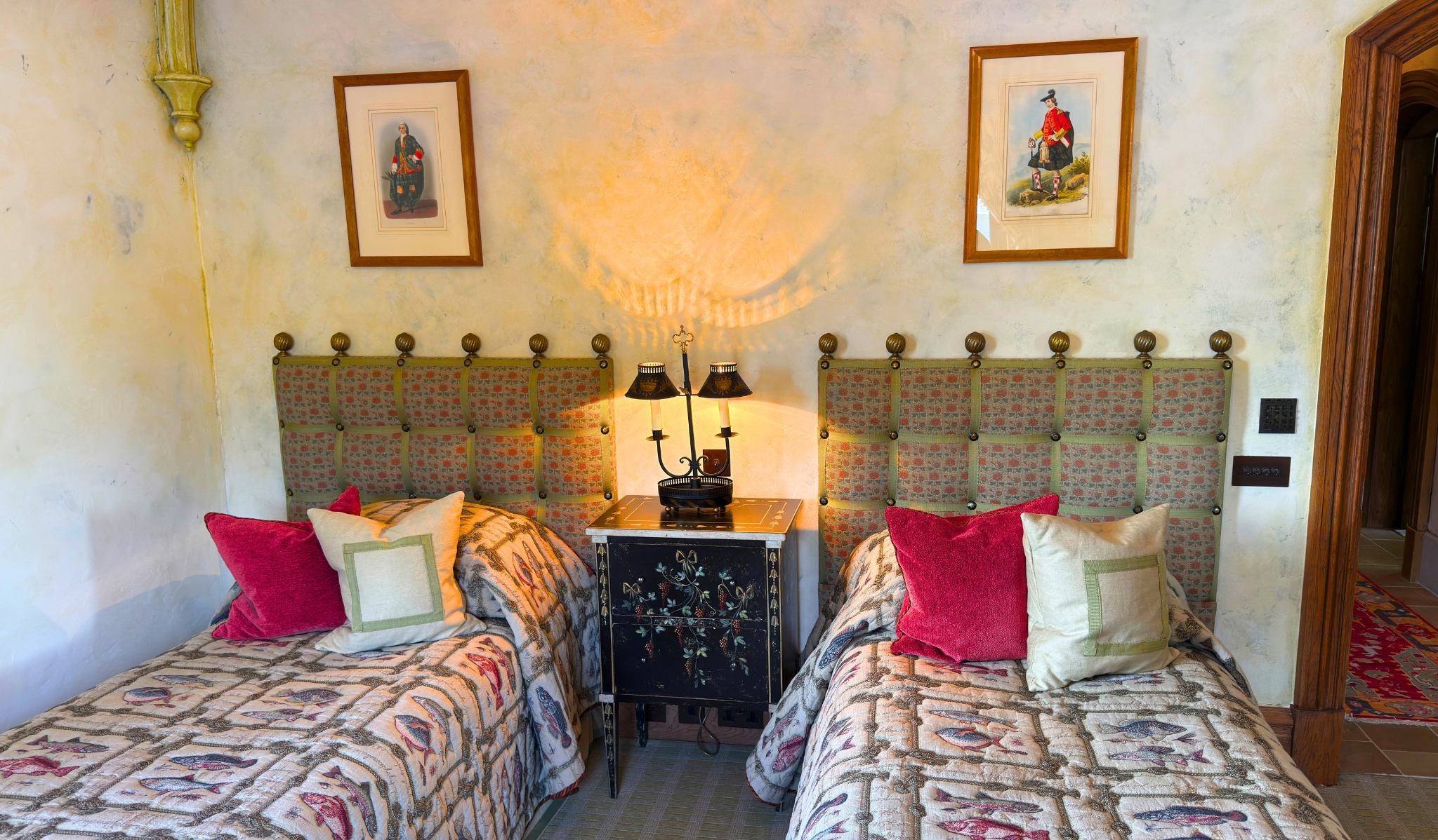 A charming twin room in Gate Lodge (Ben Alder Estate).