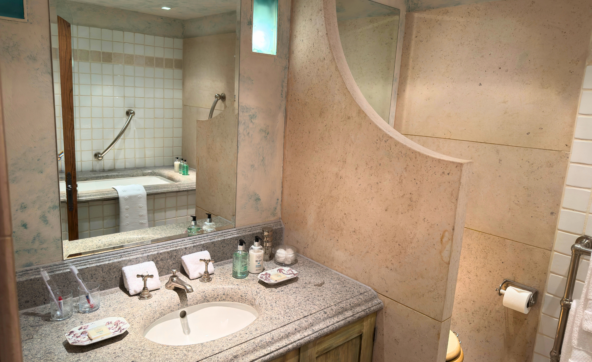 An en-suite bathroom in Gate Lodge (Ben Alder Estate).