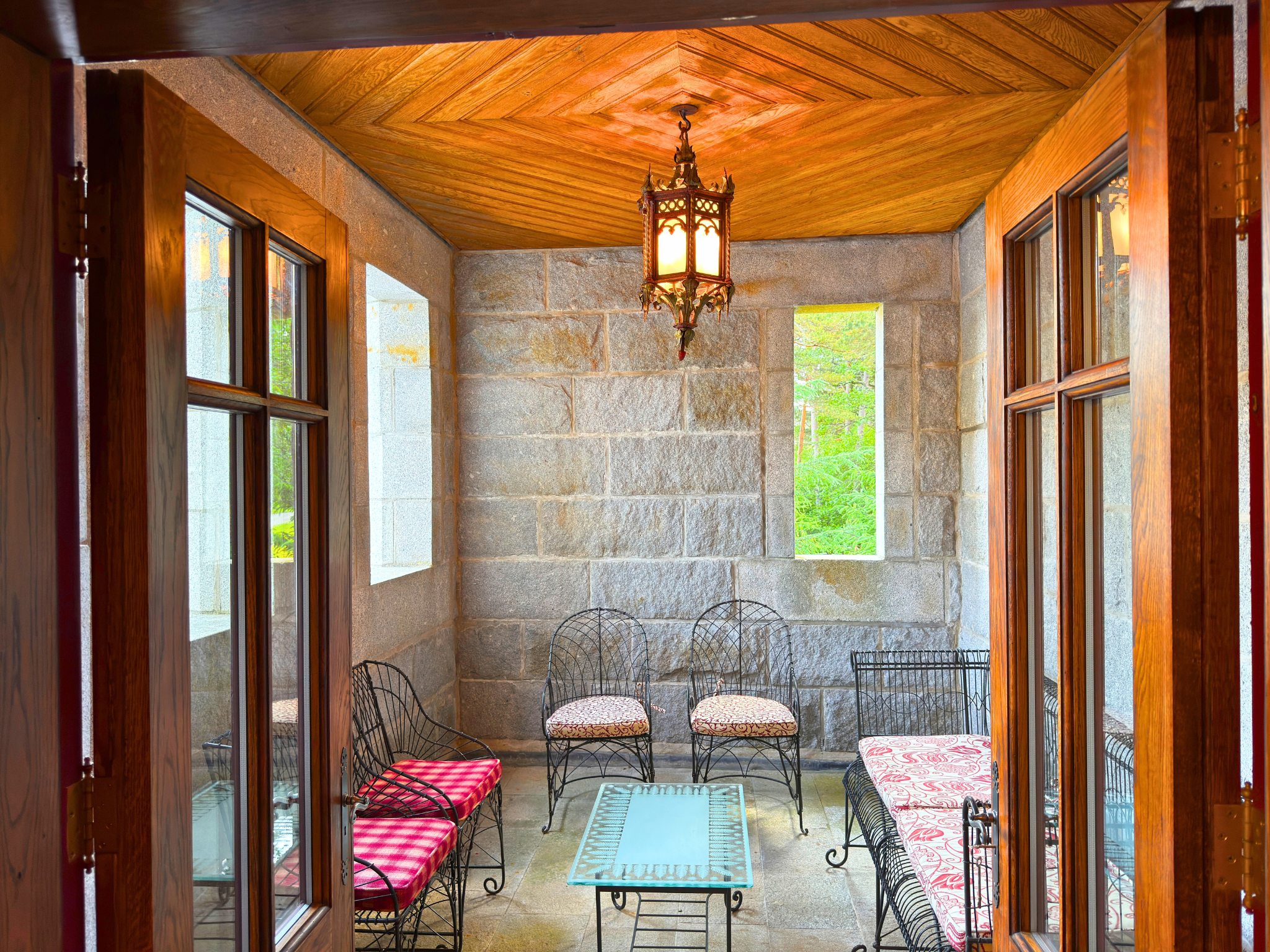 An outside covered seating area in Gate Lodge (Ben Alder Estate).