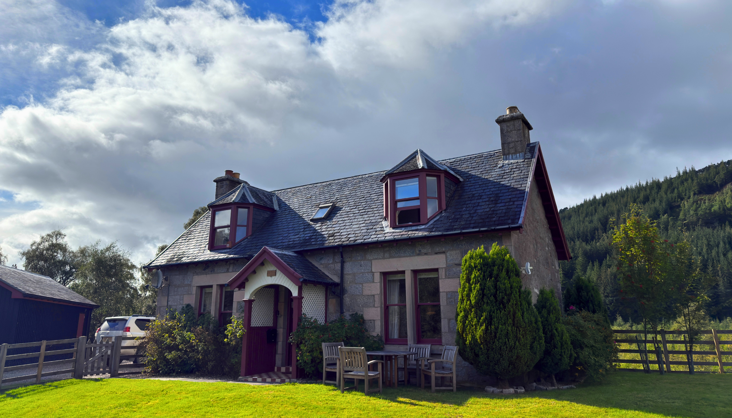 A beautiful day at Strathmashie Cottage (Ben Alder Estate)